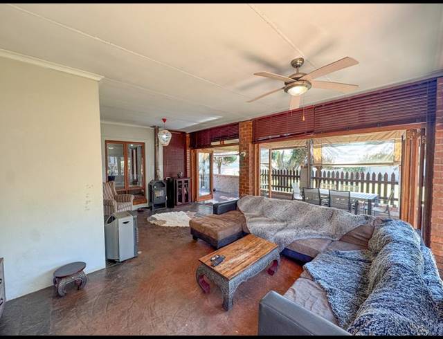 4 BEDROOM TOWNHOUSE FOR SALE IN HENNOPSPARK
